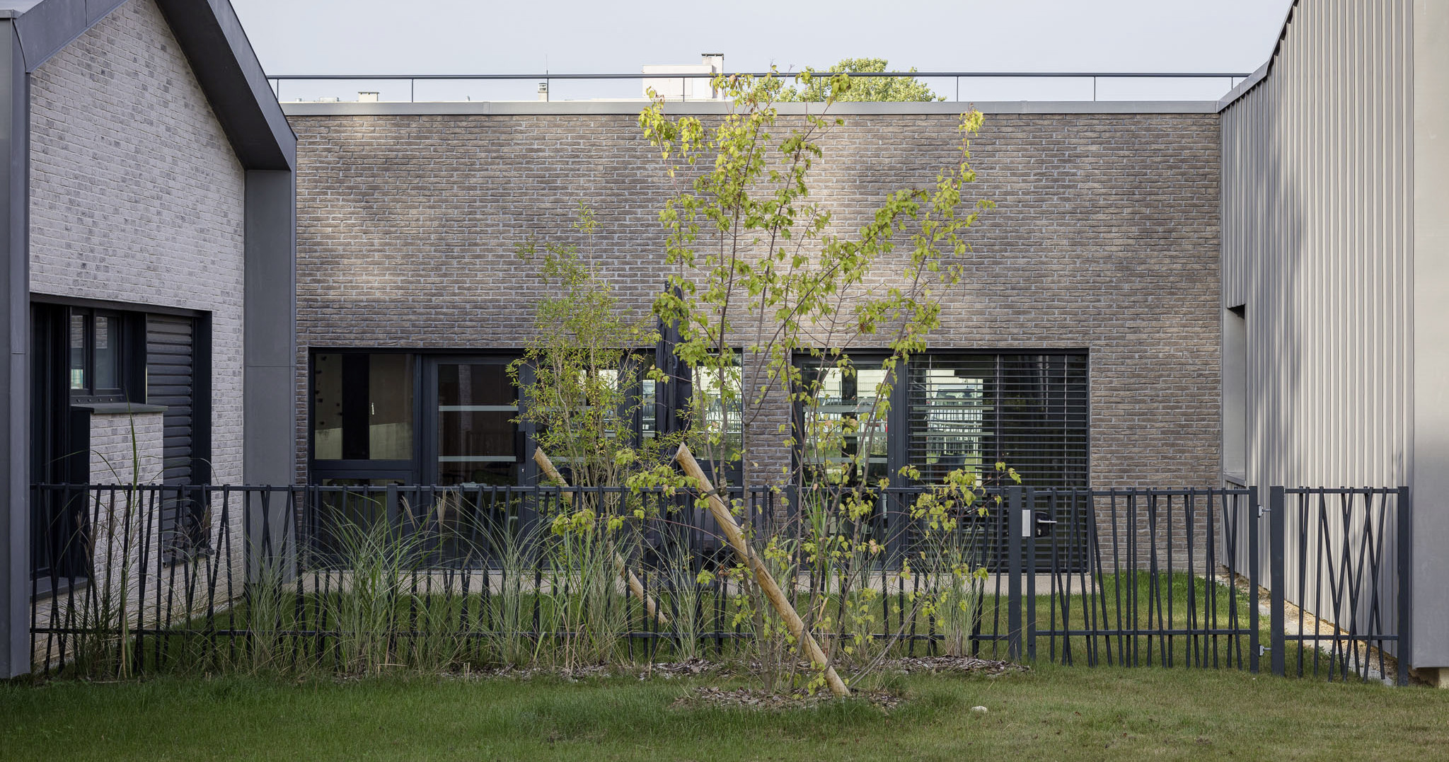 La terre cuite est appréciée des architectes pour son naturel et son aspect chaleureux comme ici en façade de la Maison d'accueil spécialisée Fondation à Montbéliard. (Architecte : conception LAO, Lamboley Architectes Office Besançon) 