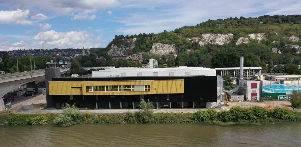 Les couleurs de la façade de l’extension de la patinoire rendent hommage à l’équipe de hockey sur glace de la ville. 