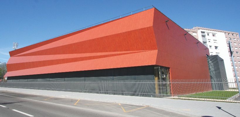 Côté avenue, la façade du gymnase donne le ton au quartier avec une façade en soufflet atypique.